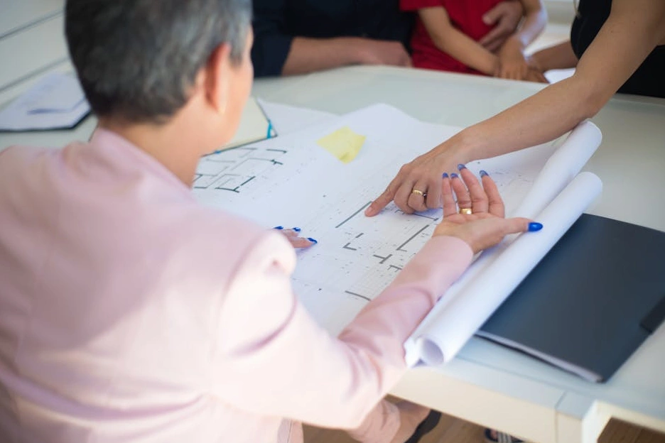 Zespół inżynierów BalticDrill Solutions omawiający projekt techniczny.